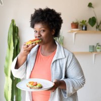 woman eating healthy breakfast at home - food stock pictures, royalty-free photos & images