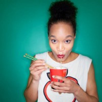 woman eating noodles - junk food stockfoto's en -beelden