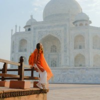 woman exploring taj mahal during experiential travel to india - travel photos et images de collection