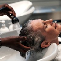 woman getting hair washed at salon - hairstyle fotografías e imágenes de stock