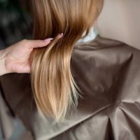 woman having haircut in salon - hairstyle stockfoto's en -beelden