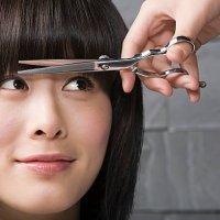 woman having her hair cut - hairstyle stockfoto's en -beelden