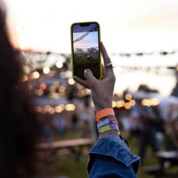 woman photographing bunting through smart phone - concert photos et images de collection