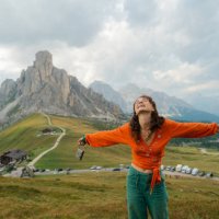 woman raising arms in awe on the background of passo giau in dolomites - travel photos et images de collection