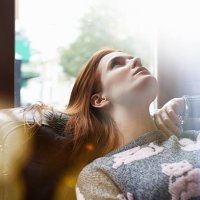 woman relaxing on sofa - hairstyle stockfoto's en -beelden