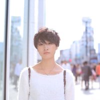 woman standing on the street - hairstyle stock-fotos und bilder