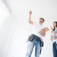 woman talking to a construction worker - home decoration stock pictures, royalty-free photos & images