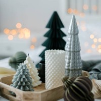 wooden tray with atmospheric candles and winter christmas decoration on white bed in bedroom. concept of winter cozy home, hygge and wellbeing - home decoration stockfoto's en -beelden