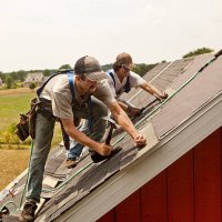 workman install roof on rural building - home decoration stock pictures, royalty-free photos & images