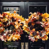 wreath made of autumn leaves on the townhouse door, close-up - home decoration stock pictures, royalty-free photos & images