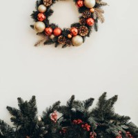 xmas wreath with cones and toys over branches with berries. - home decoration stock pictures, royalty-free photos & images