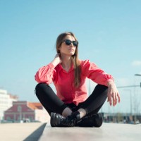 yoman sitting on a wall on sunny day - fashion stock pictures, royalty-free photos & images