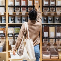 young african woman shopping in zero waste store - food stockfoto's en -beelden