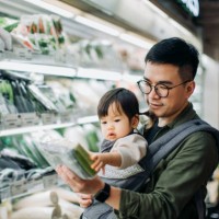 young asian father with cute little daughter grocery shopping for fresh organic vegetables in supermarket - food stock pictures, royalty-free photos & images