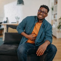 young black man having pain - junk food stock pictures, royalty-free photos & images