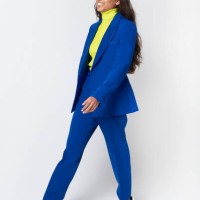 young business woman walking with a cheerful expression - fashion stock pictures, royalty-free photos & images