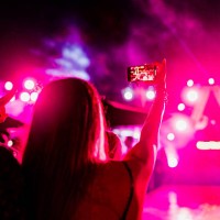 young couple taking a selfie during party outdoors - concert stockfoto's en -beelden
