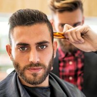 young man at the barber - hairstyle stockfoto's en -beelden