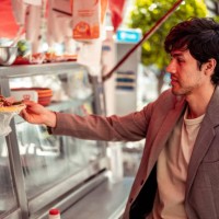 young man buying food at fast food kiosk - junk food stock pictures, royalty-free photos & images
