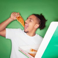 young man eating take out pizza - junk food stock-fotos und bilder