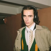 young man with headphones in the underground - fashion fotografías e imágenes de stock