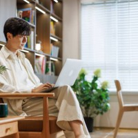 young white-collar workers work with laptops in the living room - home decoration stockfoto's en -beelden