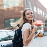 young woman exploring new york city, crossing street - junk food stock pictures, royalty-free photos & images