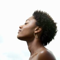 young woman, eyes closed, low angle view, profile - hairstyle stockfoto's en -beelden