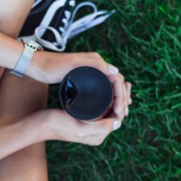 young woman holding reusable coffee cup. - junk food stock pictures, royalty-free photos & images