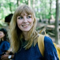 young woman on way to lake with friends - travel photos et images de collection
