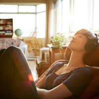 young woman relaxing with headphones at home - home decoration stock pictures, royalty-free photos & images