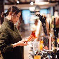 young woman shopping gifts for family and friends in department store - home decoration stockfoto's en -beelden
