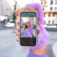 young woman showing selfie on smart phone - fashion photos et images de collection