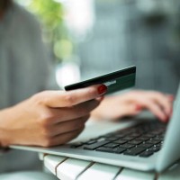 young woman with credit card and laptop - fashion stock pictures, royalty-free photos & images