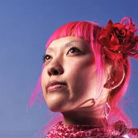 young woman with pink hair looking away, portrait - hairstyle stockfoto's en -beelden