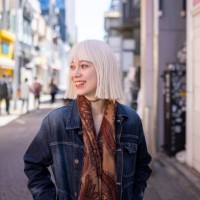 young woman with platinum blonde hair walking on shopping street with smile - fashion stock pictures, royalty-free photos & images