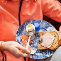young women eating breakfast before going on a run - food stockfoto's en -beelden
