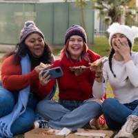 young women eating pizza and having fun in a public park - junk food stock pictures, royalty-free photos & images