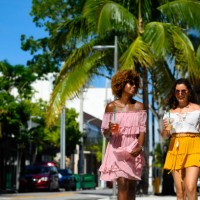 young women enjoying city life on sunny day - fashion stock pictures, royalty-free photos & images