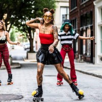 young women rollerskating in urban area - fashion stock pictures, royalty-free photos & images