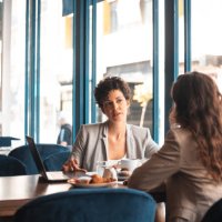zakelijke bijeenkomst in café - coffee stockfoto's en -beelden