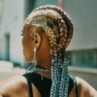zelfs mijn vlechten hebben een beetje sass - hairstyle stockfoto's en -beelden