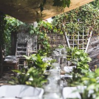 ziergarten in einem privathaus mit tischset für eine kokedama-klasse - garden decoration stock-fotos und bilder