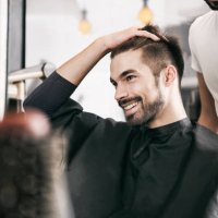 zufriedener kunde bei friseur - hairstyle stock-fotos und bilder