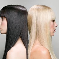 zwei frauen rücken an rücken - hairstyle stock-fotos und bilder
