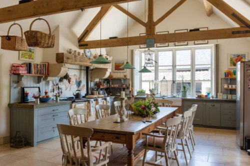 17th century cotswold sandstone farmhouse - home decoration stock pictures, royalty-free photos & images