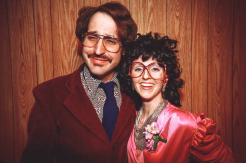 1970s couple at party, 1980s couple at party, retro couple laughing, having fun - fashion stock-fotos und bilder