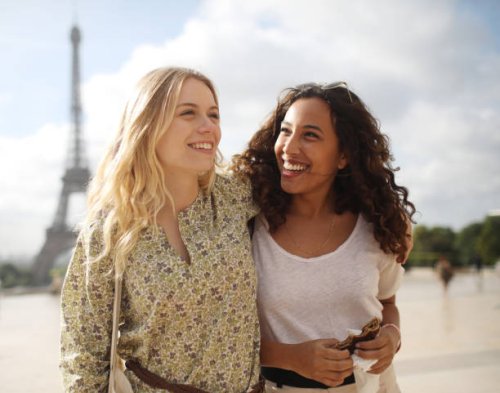 2 young women visiting paris - hairstyle stock-fotos und bilder
