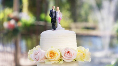 a beautiful cake that's as sweet as the couple's love - garden decoration stock pictures, royalty-free photos & images