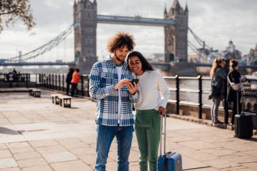 a married couple using their phone to navigate the city. - travel stockfoto's en -beelden